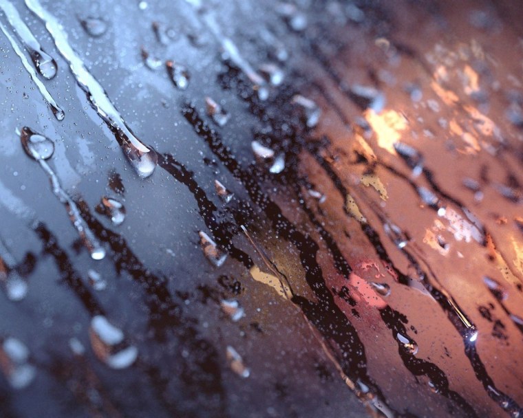 Капли воды стекают