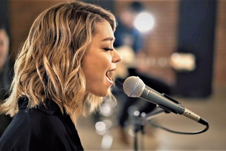 Девушка поет