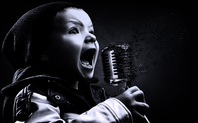 Девочка с микрофоном