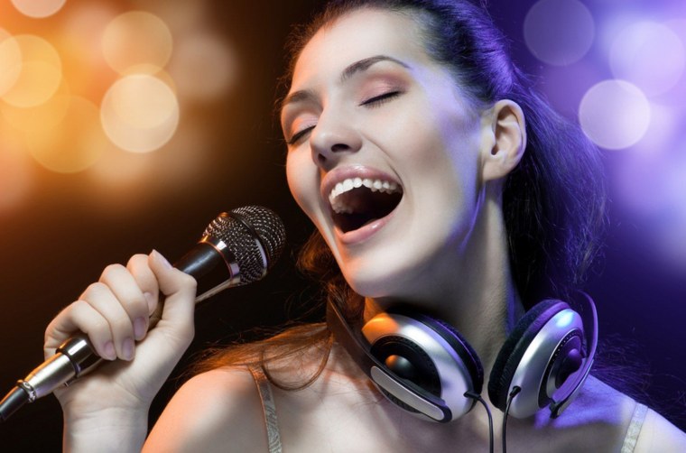 Девушка поет в микрофон