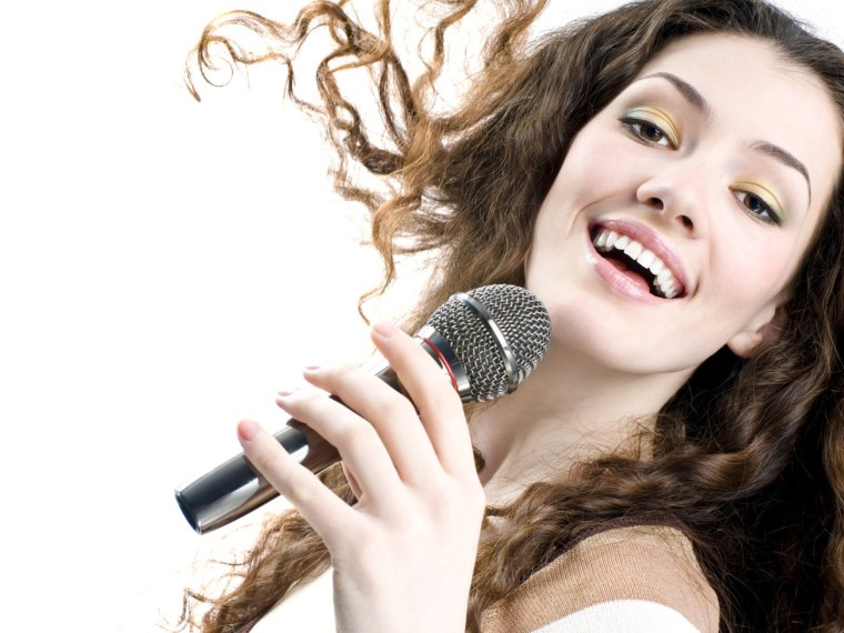 Девушка с микрофоном