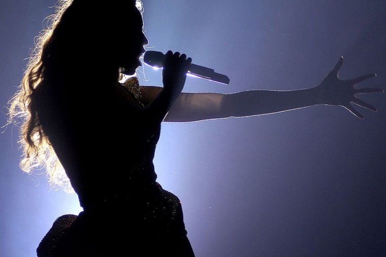 Певица на сцене с микрофоном