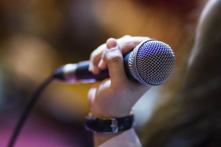 Певец поет в микрофон