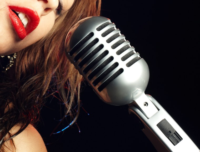 Девушка поет в микрофон