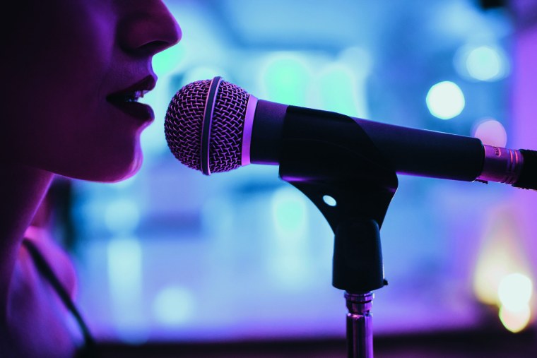 Девушка с микрофоном