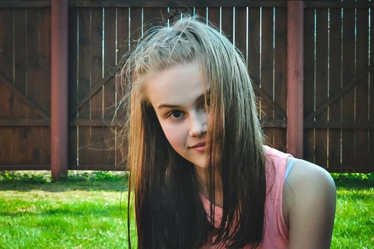 Девочка подросток летом