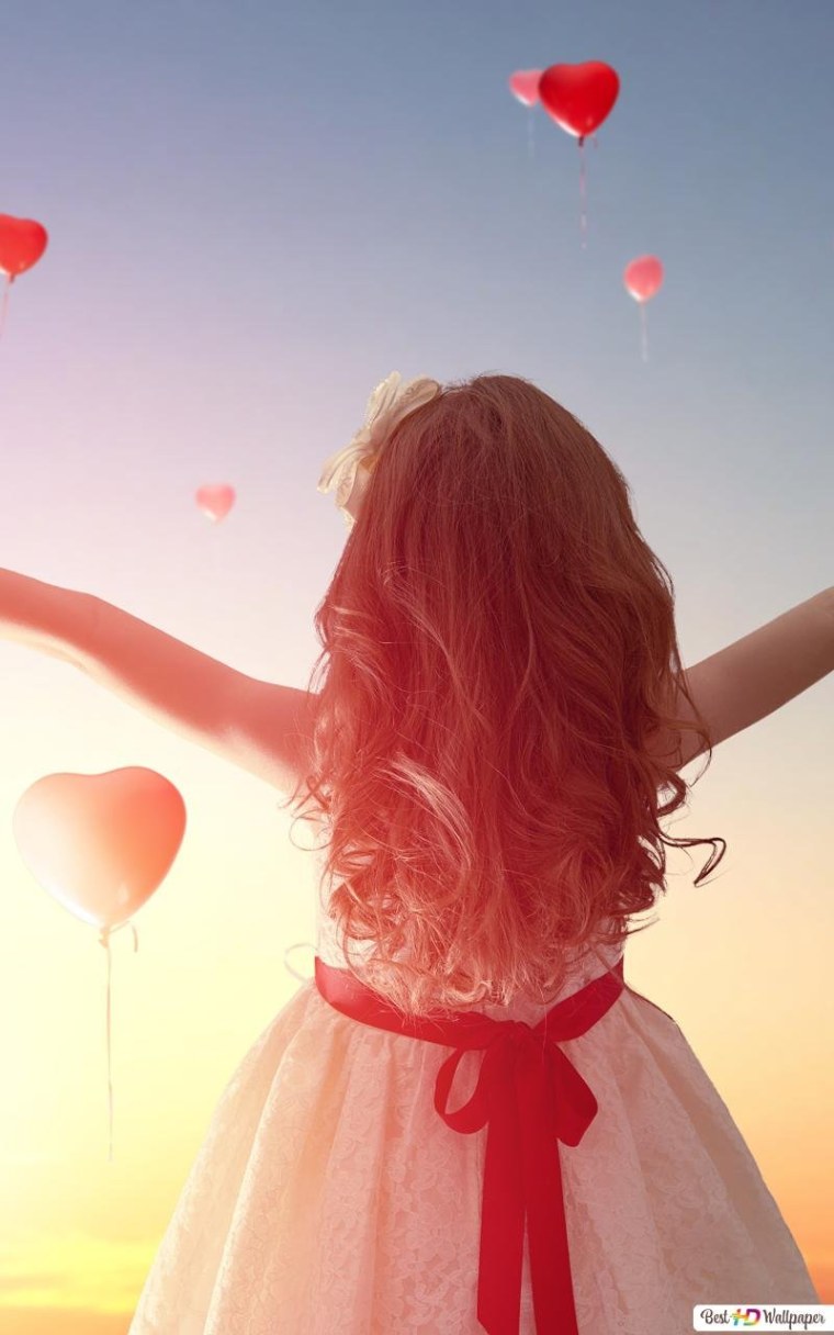 Девушка с сердцем в руках