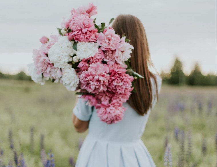 Букет роз в руках у девушки