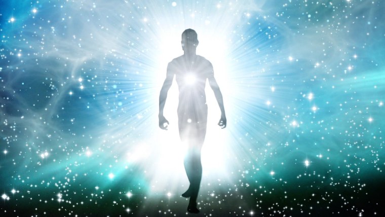 Бизнесмен на фоне небоскреба