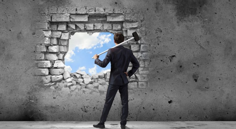 Человек на фоне голубого неба