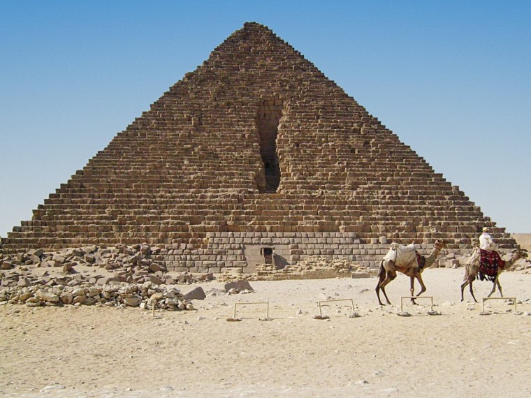 Пирамида хуни в Медуме