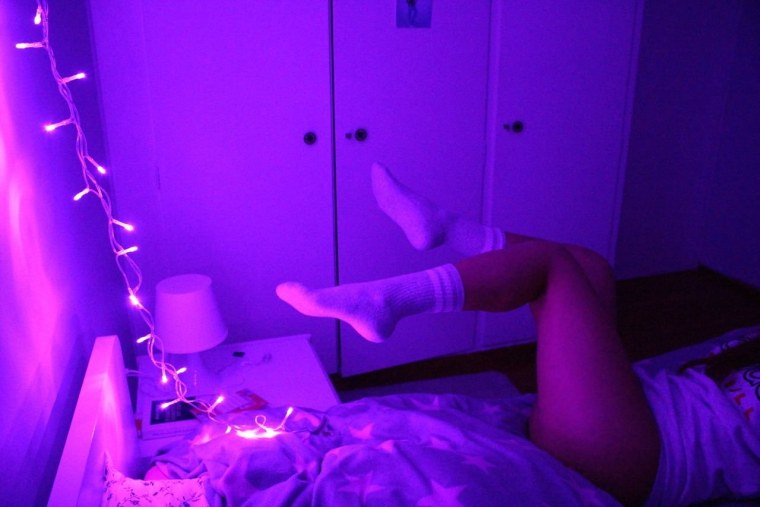 Сигареты на фиолетовом фоне