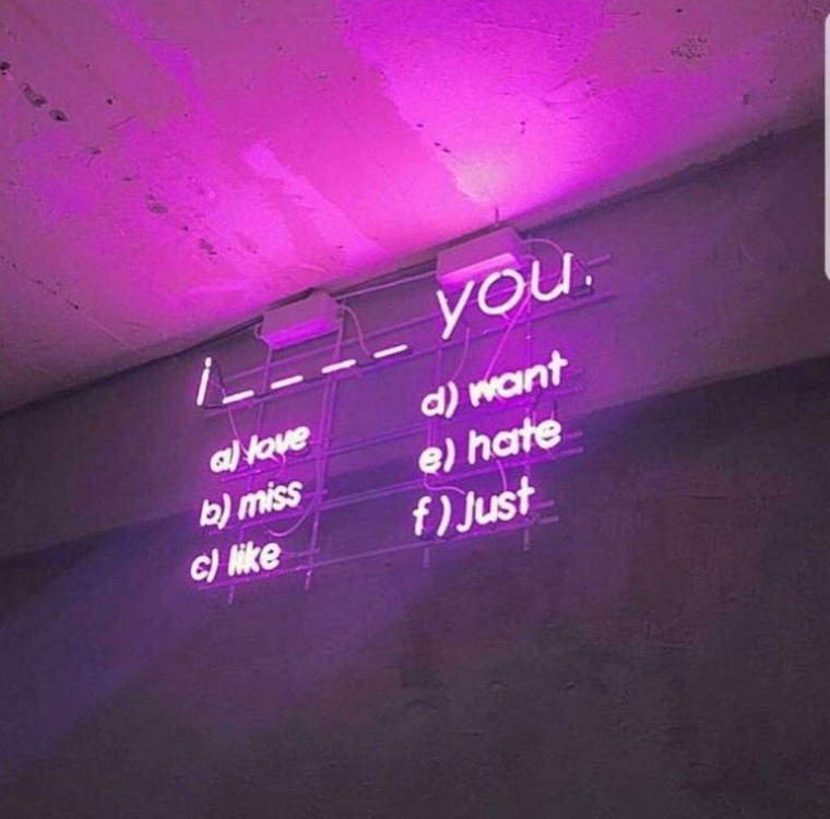 Девушка в фиолетовом неоне