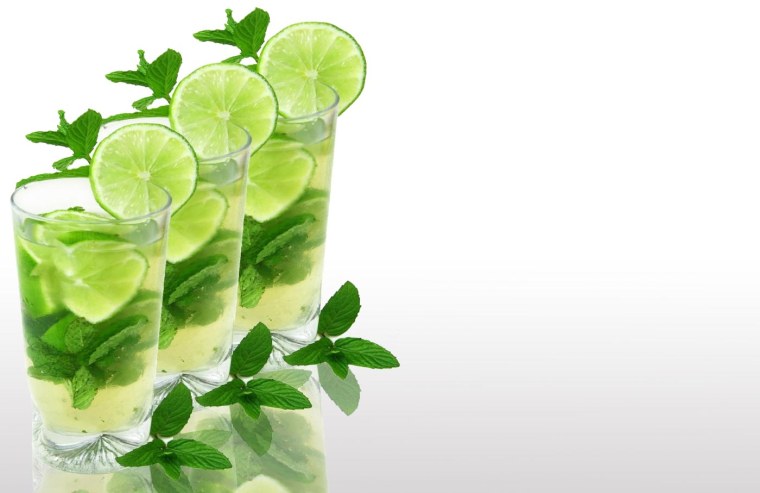 Мохито на белом фоне