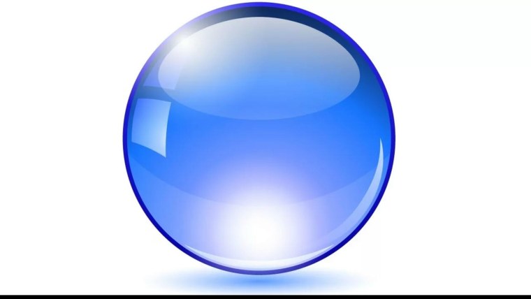 Стеклянный шар на синем фоне