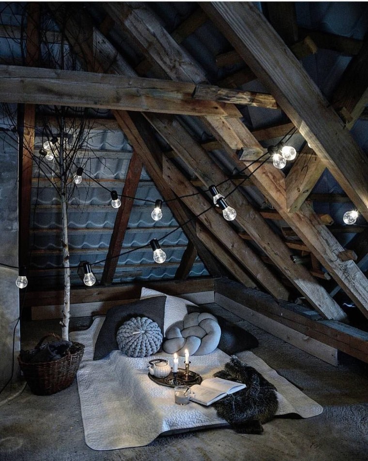 Уютная комната на чердаке