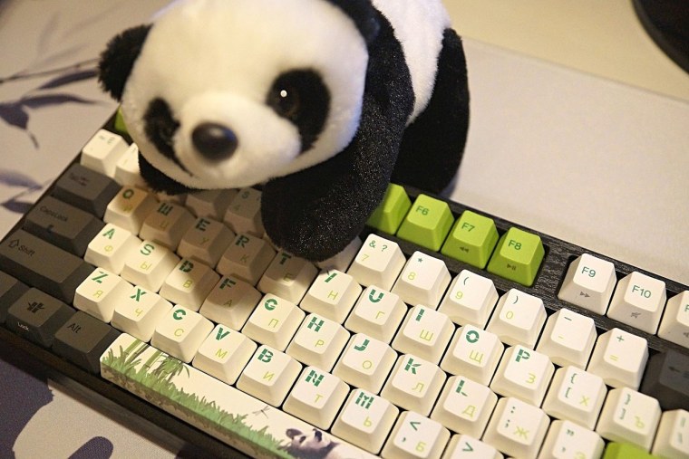 Varmilo зеленая с пандами нахуй