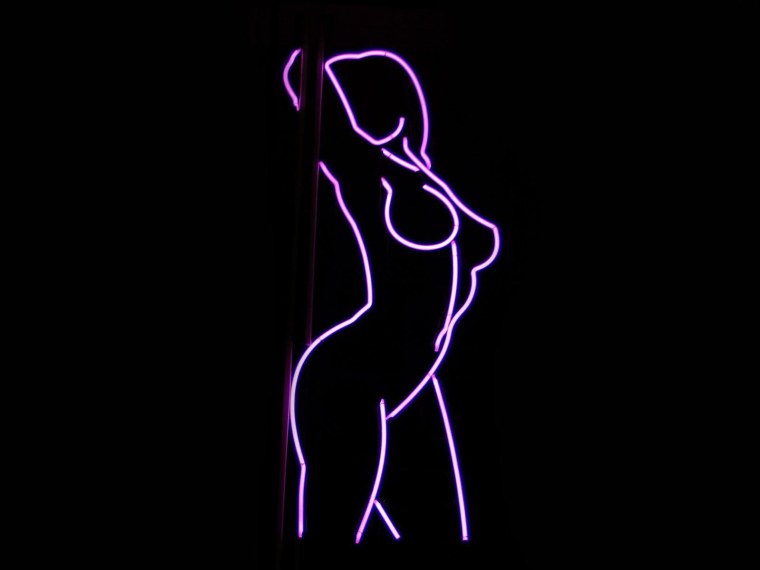 Силуэт на черном фоне