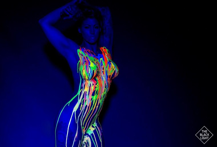 Девушка в неоне в купальнике