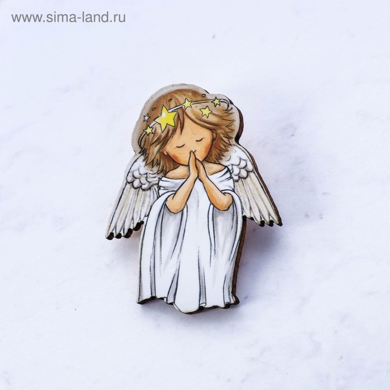 Человек с крыльями на дороге