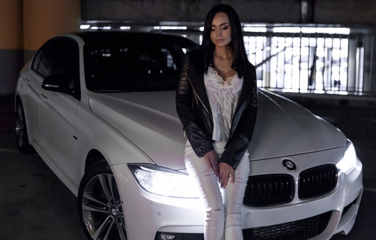 Девушка возле машины