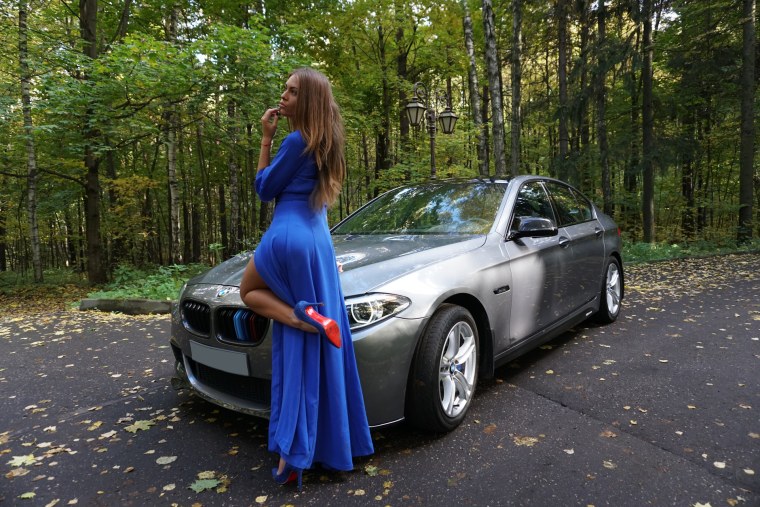 БМВ ф10 и девушка