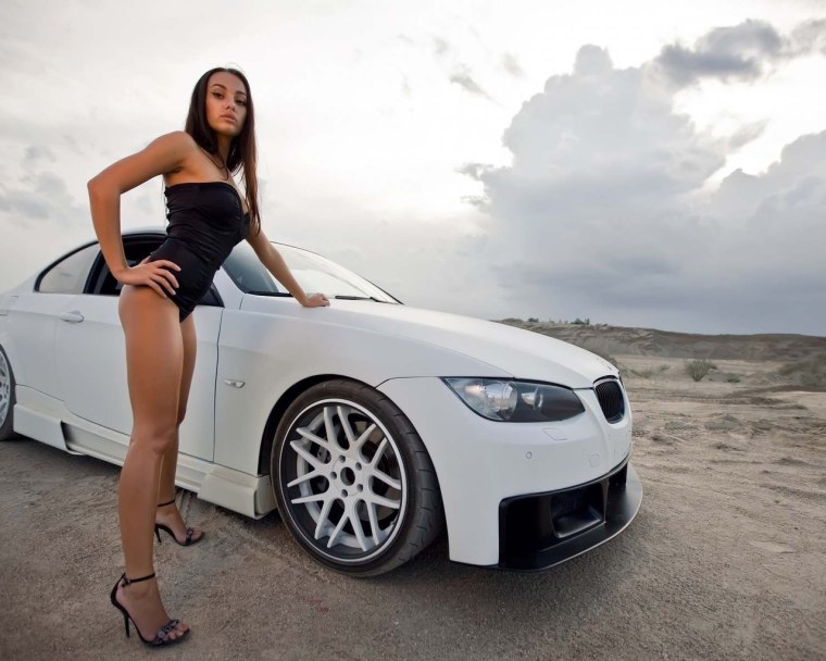 Девушка в машине