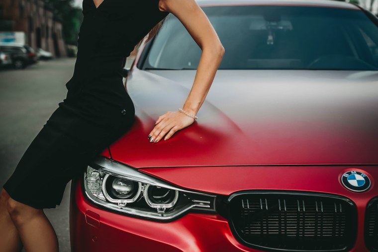 БМВ красный девушка