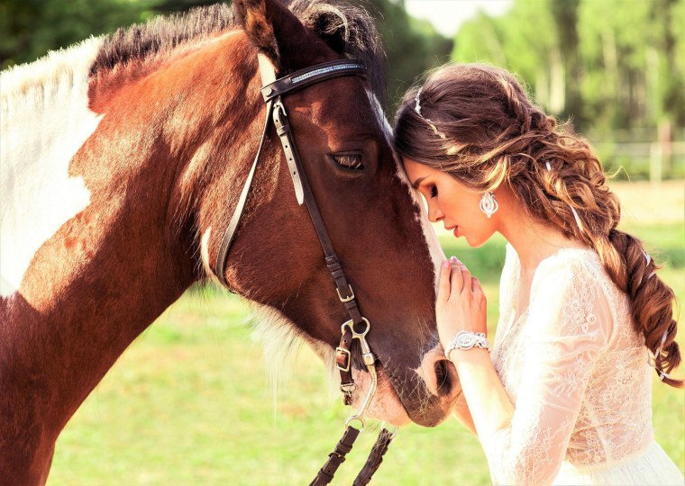 Обои девушка на лошади