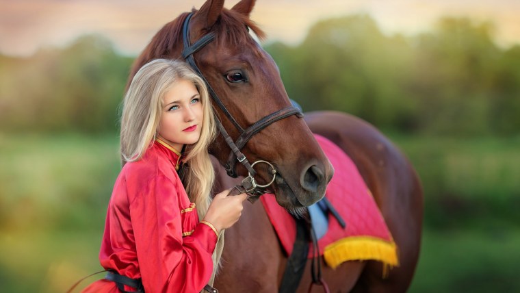 Красивая женщина на коне