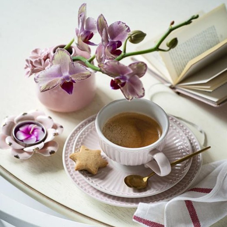 Чашечка кофе и цветы