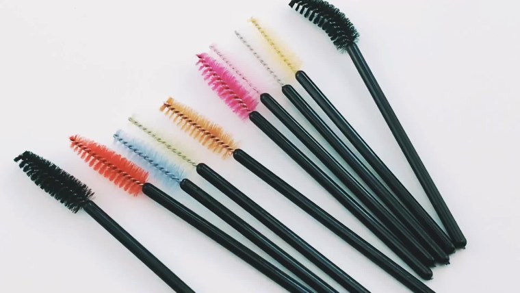 Каждому клиенту щеточка в подарок