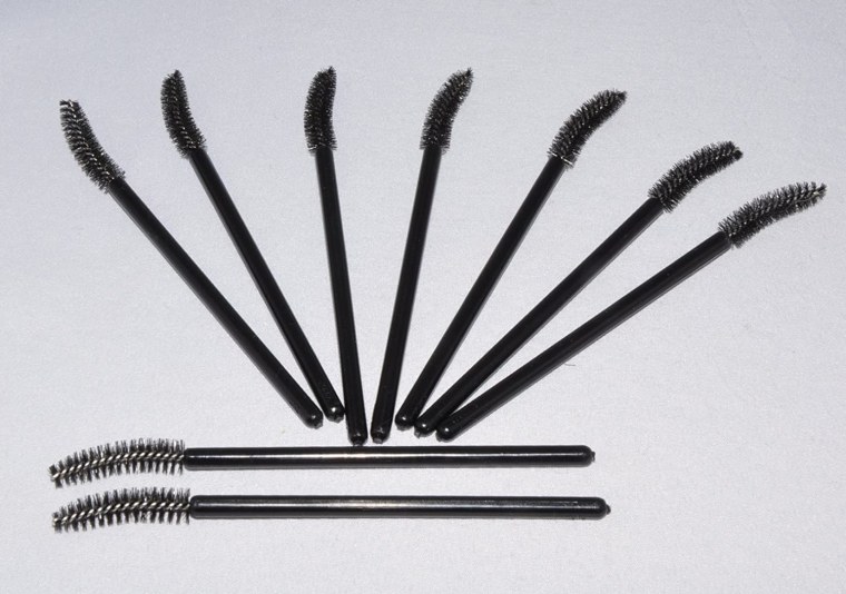 Расчесывание нарощенных ресниц