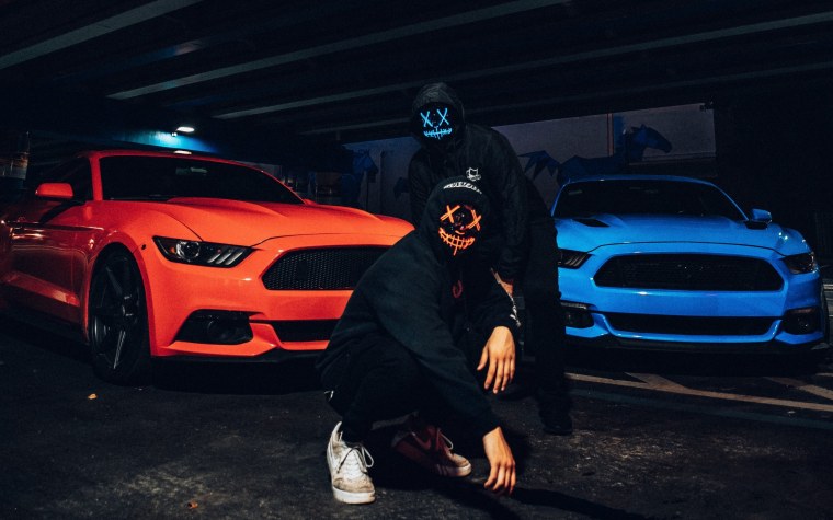 Человек в маске и капюшоне