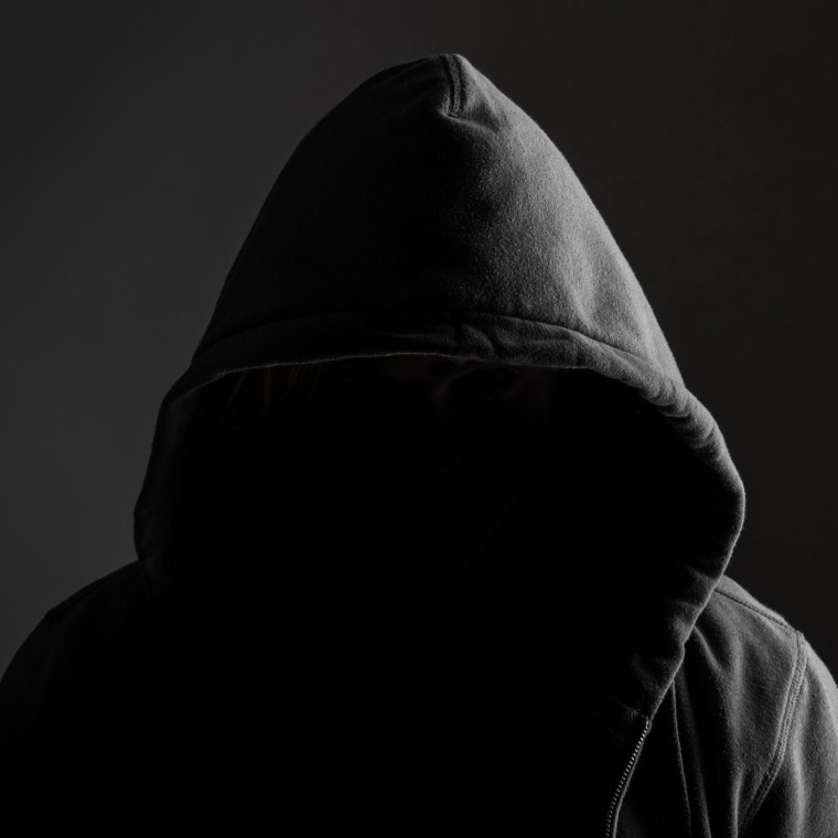 Парень в капюшоне со спины