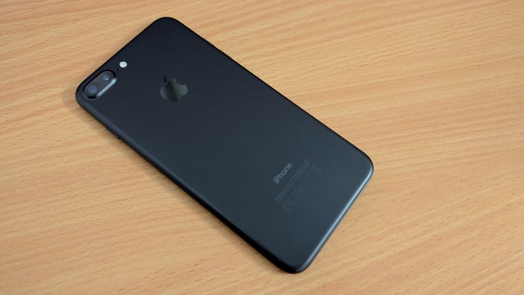 Айфон 7 плюс черный на столе