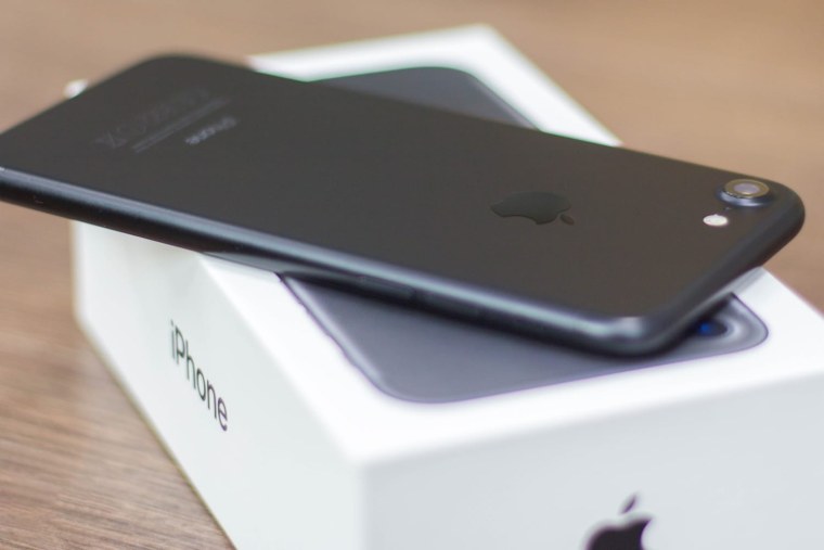 Айфон 7 плюс на столе