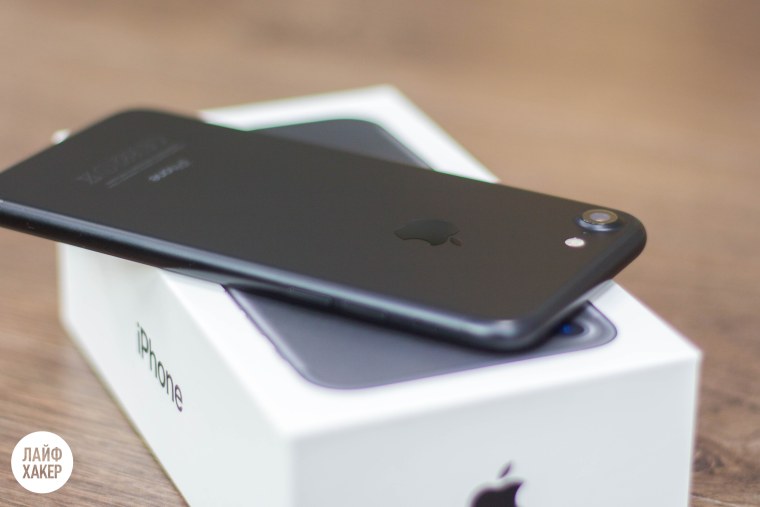 Айфон 3 в руке