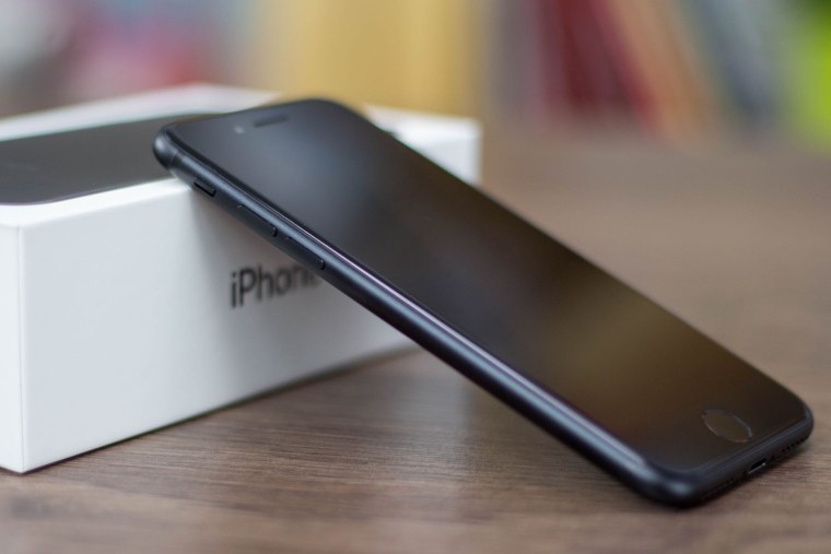 Iphone 8 Black на столе