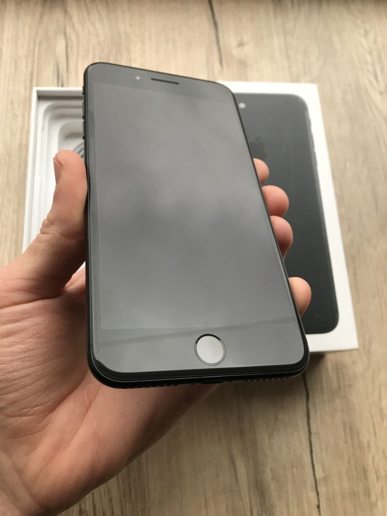 Айфон 6s на столе