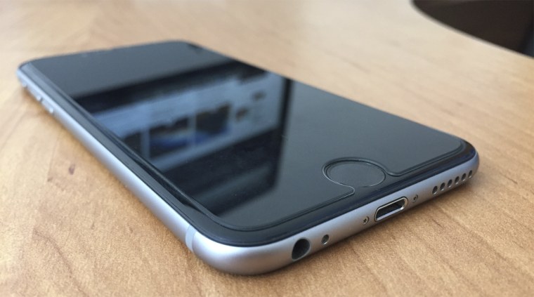 Айфон 7 плюс на столе белый