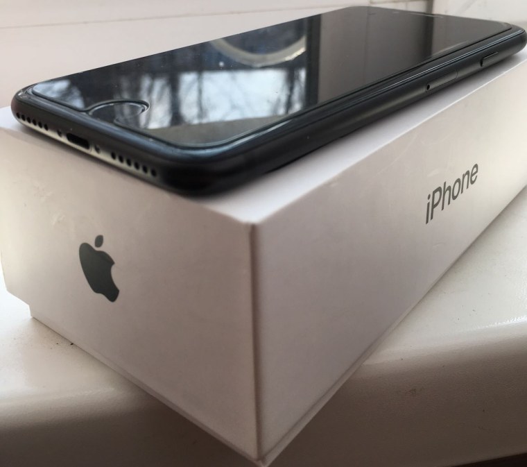 Черный айфон на столе