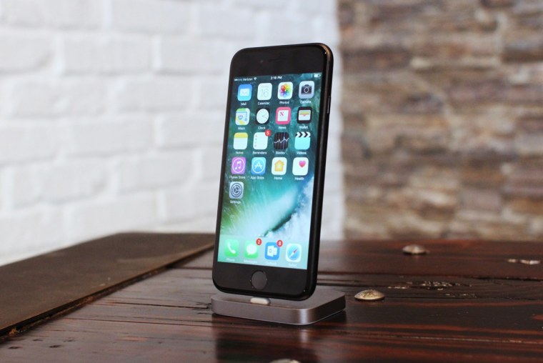 Айфон на столе