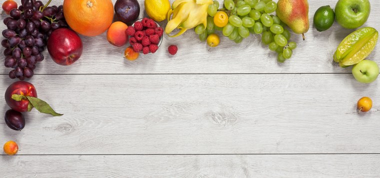 Фрукты на деревянном фоне