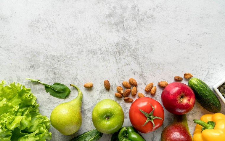 Фрукты на белом столе