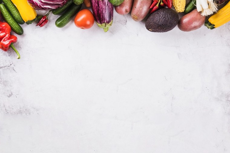 Овощи на деревянном столе