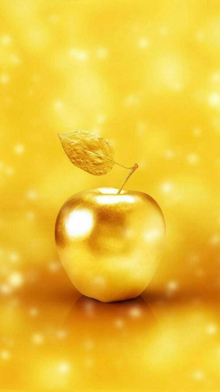 Ананас на желтом фоне