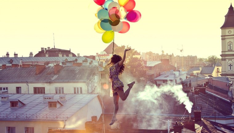 Девочка на крыше с шариками