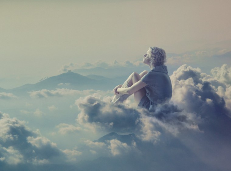 Человек сидит на облаке