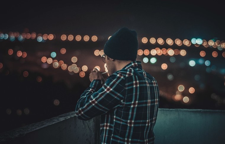 Парень на фоне ночного города
